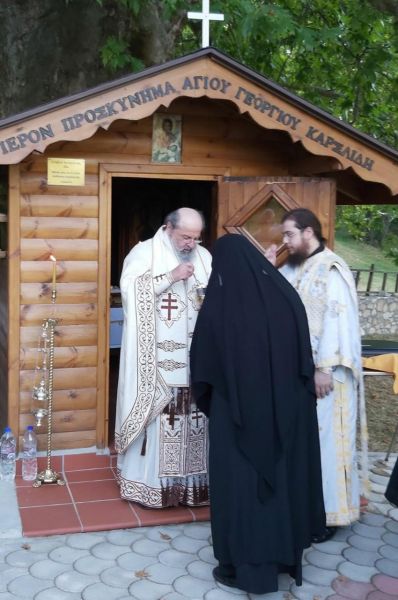 Λειτουργία στή κουφάλα ἑνός δένδρου